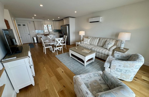 Barnstable County Casa | Nantucket Sound Dream! Exceptional Tri-Level Ocean Heights Condominium, Offering Waterfront Living!