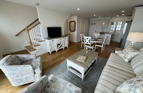 Barnstable County Casa | Nantucket Sound Dream! Exceptional Tri-Level Ocean Heights Condominium, Offering Waterfront Living!