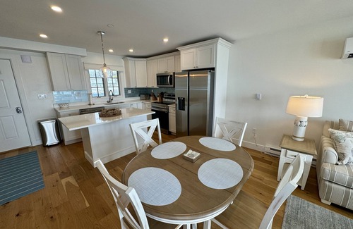 Barnstable County Casa | Nantucket Sound Dream! Exceptional Tri-Level Ocean Heights Condominium, Offering Waterfront Living!
