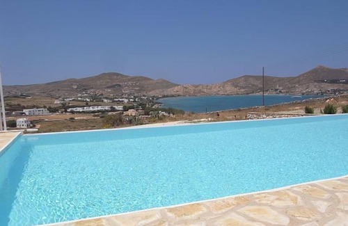 Naousa Villa | Casa familiar Naoussa, piscina con zona infantil y de una valla,