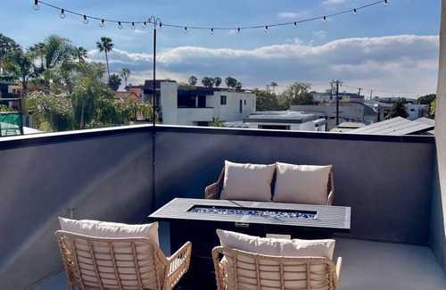 Harbor Casa | Naples Island rooftop deck/bbq AC & 2 car garage