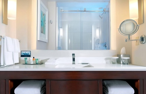 Park Shore Hotel | Naples Vacation Awaits! Elegant King Unit, Pool, Short Drive to the Beach