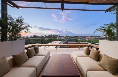 Umalas Casa | Narawangsa Villa 4br Amazing Sunset Rooftop