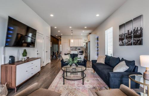 Talbot's Corner Casa | Nash House & Bars of Broadway with Patio Bar and Views! 8min Downtown! Sleeps 12!