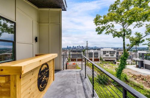 Talbot's Corner Casa | Nash House & Bars of Broadway with Patio Bar and Views! 8min Downtown! Sleeps 12!