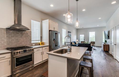 Talbot's Corner Casa | Nash House & Bars of Broadway with Patio Bar and Views! 8min Downtown! Sleeps 12!