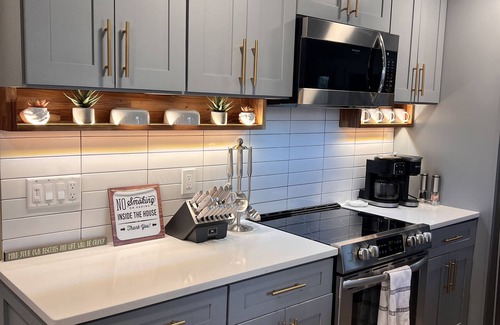 Cloverhill Casa | Nashville Carriage House - Charming comfy 4BR, 3BA w hot tub, firepit and albums