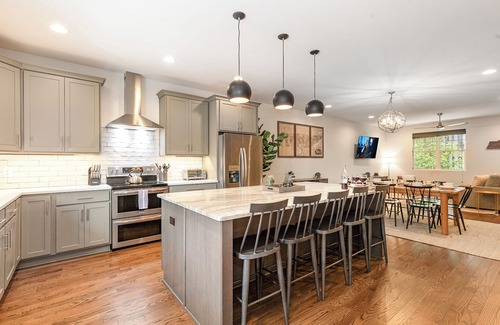 Historic Waverly Cabaña | Nashville Comfort-mins to Broadway-12th S District