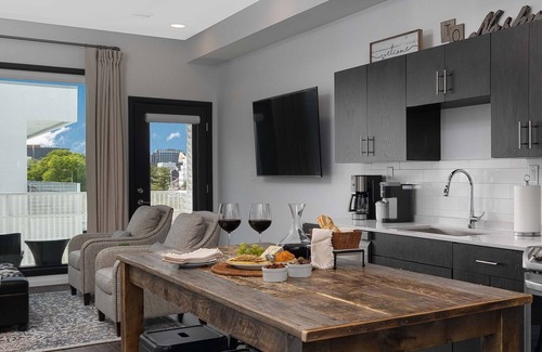 Edgehill Condominio | Nashville Condo--Walking Distance to The Gulch, Free Parking, Private Balcony