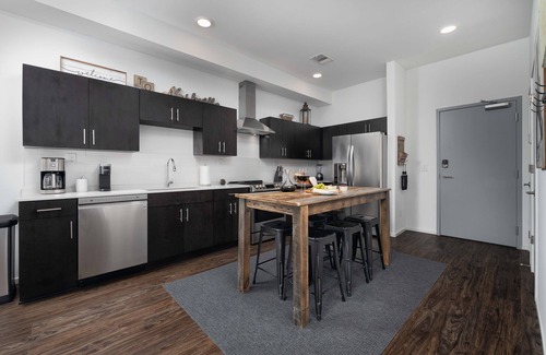 Edgehill Condominio | Nashville Condo--Walking Distance to The Gulch, Free Parking, Private Balcony