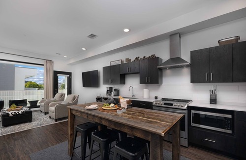 Edgehill Condominio | Nashville Condo--Walking Distance to The Gulch, Free Parking, Private Balcony