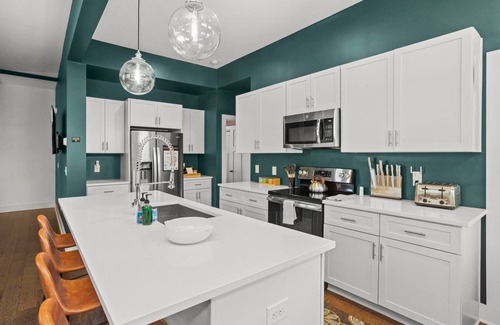 Historic Waverly Casa | Epic Spacious House Walkable to Coffee, Food, Music, & Zanies Comedy Club