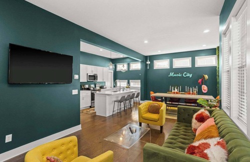 Historic Waverly Casa | Epic Spacious House Walkable to Coffee, Food, Music, & Zanies Comedy Club