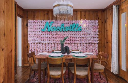 Hillwood Casa | Nashville Gem Grill Mini Pickleball Sleeps 12