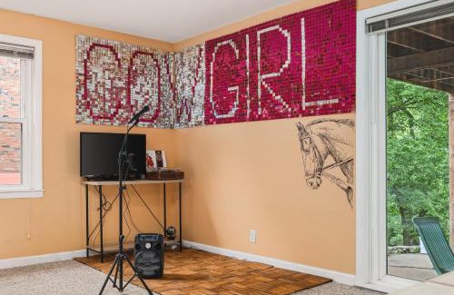 Hillwood Casa | Nashville Gem Grill Mini Pickleball Sleeps 12