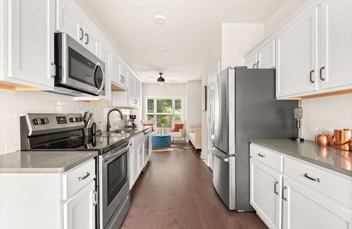 Nashville Condominio | Nashville Getaway ~ Super Clean and Quiet ~ Garage Parking ~ Near Airport ~ Easy Access to Downtown