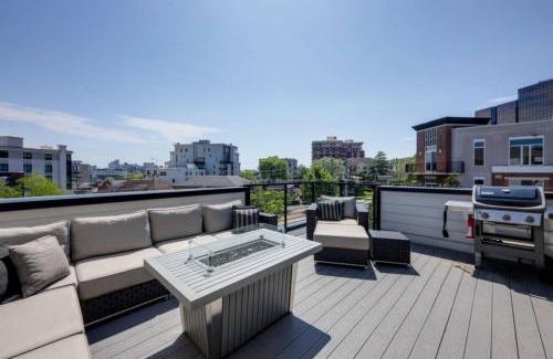 West End Casa | Nashville Luxe Rooftop Lounge with Views And Games