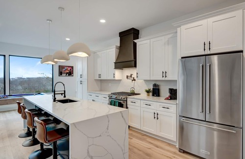 Hurwood Heights Casa | Lujo: ¡Jacuzzi y Terraza en la Azotea en el Centro de Nashville!