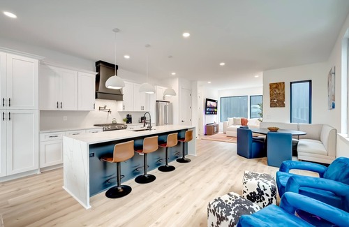 Hurwood Heights Casa | Lujo: ¡Jacuzzi y Terraza en la Azotea en el Centro de Nashville!