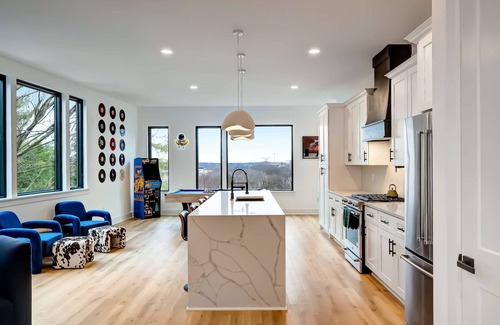 Hurwood Heights Casa | Lujo: ¡Jacuzzi y Terraza en la Azotea en el Centro de Nashville!