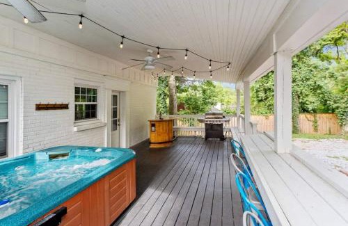 Bluefields Casa | Nashville's Cumberland Cottage With Hot Tub