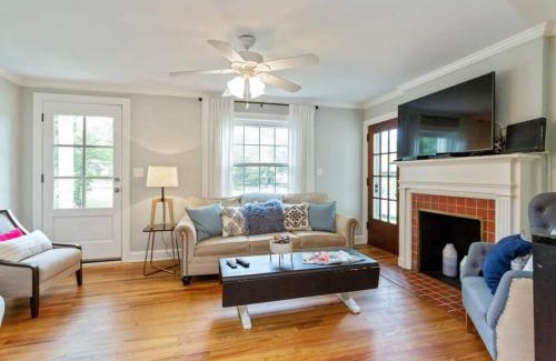 Bluefields Casa | Nashville's Cumberland Cottage With Hot Tub