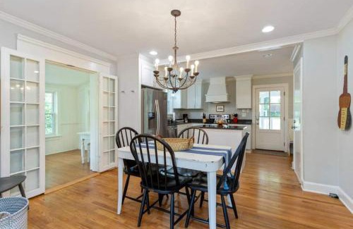 Bluefields Casa | Nashville's Cumberland Cottage With Hot Tub