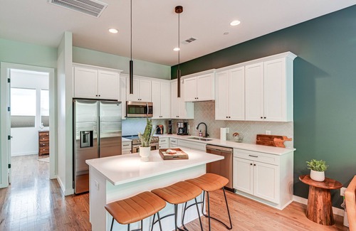 Whitebridge Casa | Pet-Friendly Nashville Townhouse w/ Private Deck!