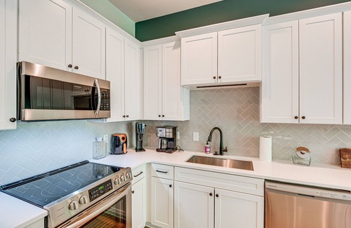 Whitebridge Casa | Pet-Friendly Nashville Townhouse w/ Private Deck!