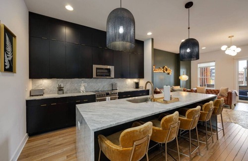 Hadley - Washington Casa | FAB 4BR TOWNHOME ✦ 12 COMFY BEDS ✦ DOWNTOWN VIEW
