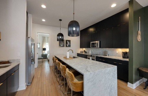 Hadley - Washington Casa | FAB 4BR TOWNHOME ✦ 12 COMFY BEDS ✦ DOWNTOWN VIEW