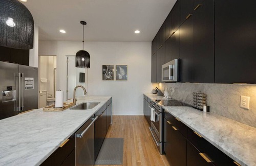 Hadley - Washington Casa | FAB 4BR TOWNHOME ✦ 12 COMFY BEDS ✦ DOWNTOWN VIEW