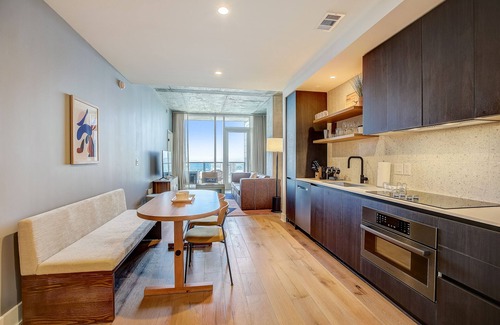 Rainey Street Historic District Condominio | Natiivo Austin condo - amazing lake-view balcony - rooftop pool & gym
