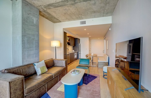 Rainey Street Historic District Condominio | Natiivo Austin condo - amazing lake-view balcony - rooftop pool & gym