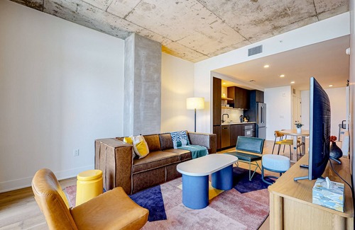 Rainey Street Historic District Condominio | Natiivo Austin condo with lake-view balcony, pool & gym