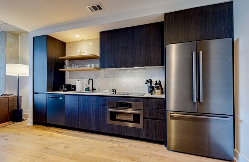 Rainey Street Historic District Condominio | Natiivo Austin condo with lake-view balcony, pool & gym