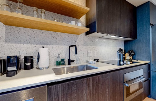 Rainey Street Historic District Condominio | Natiivo Austin condo with lake-view balcony, pool & gym