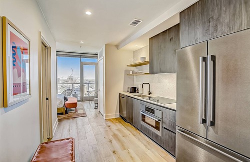 Rainey Street Historic District Apartamento | Natiivo Austin studio - lake & skyline-view balcony, pool & gym - dogs OK