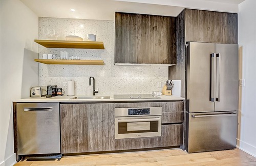 Rainey Street Historic District Apartamento | Natiivo Austin studio - lake & skyline-view balcony, pool & gym - dogs OK