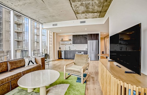 Rainey Street Historic District Condominio | Natiivo corner condo with scenic lake-view balcony - rooftop pool & gym
