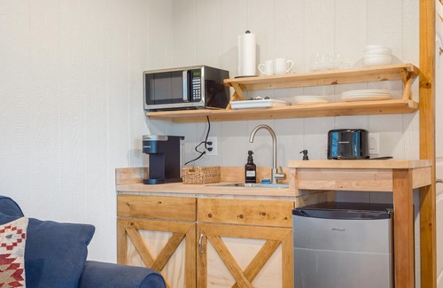 Temecula Cabina | Native Falls Cabin (1BR Rustic) - Lakeview 1 bedroom, 1 bath Rustic Cabin