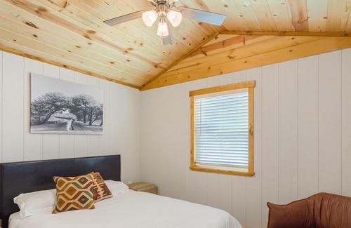 Temecula Cabina | Native Falls Cabin (1BR Rustic) - Lakeview 1 bedroom, 1 bath Rustic Cabin