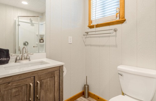Temecula Cabina | Native Falls Cabin (1BR Rustic) - Lakeview 1 bedroom, 1 bath Rustic Cabin
