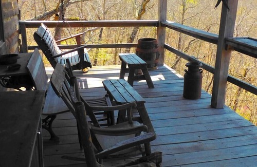 Dixon Cabina | Cabaña de madera nativa de Ozark encaramada sobre el pintoresco valle del río Gasconade