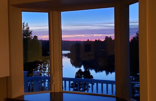 Langlois Casa | Belleza natural rodea esta propiedad frente al lago