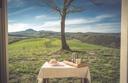 Il Poggio Apartamento | Natural Oasis “La Fornace” is situated in the middle of the sunny tuscan badlands spread by multic