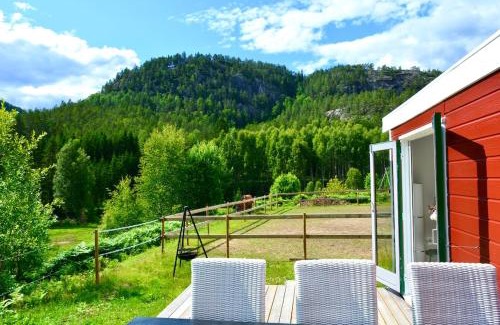 B Chalet De Esquí | Nature cottage on wooded valley