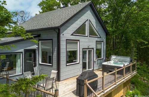 Sainte Beatrix Chalet De Esquí | Nature et détente Private Hot Tub Lakeside