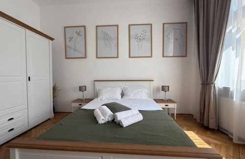 Brasov City Centre Apartamento | Nature-Inspired Stay in Piata Sfatului Brasov