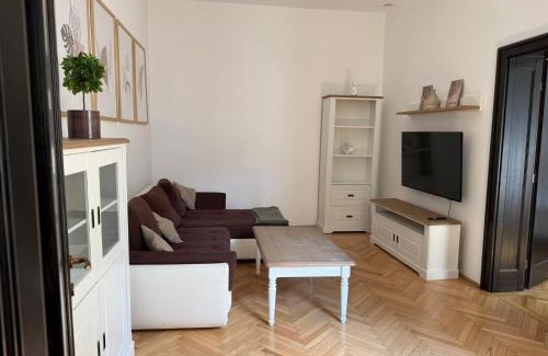 Brasov City Centre Apartamento | Nature-Inspired Stay in Piata Sfatului Brasov